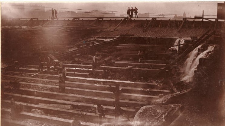 Construction of St. Anthony Falls apron